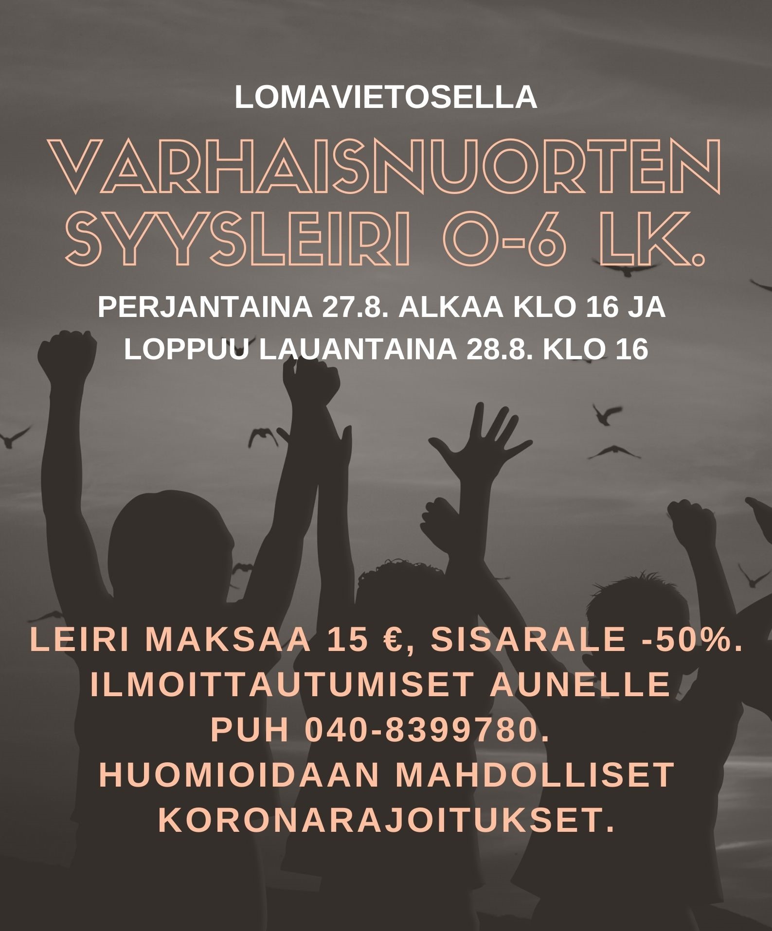 Varhaisnuorten syysleirin mainos, lapsia kädet pystössä, lintuja lentää taivaalla. Mainos vain tällä sivulla.
