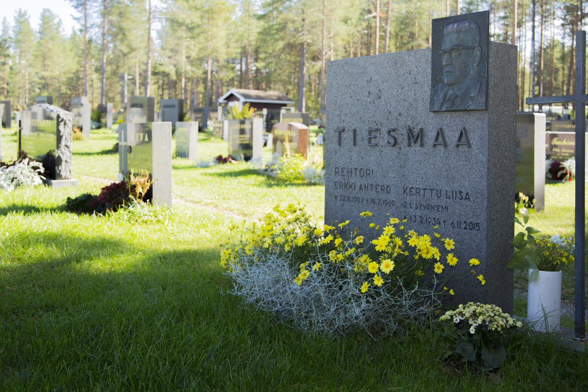 Pellon hautausmaa Pellon hautausmaa, hautakiviä.