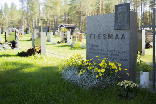 Pellon hautausmaa Pellon hautausmaa, hautakiviä.