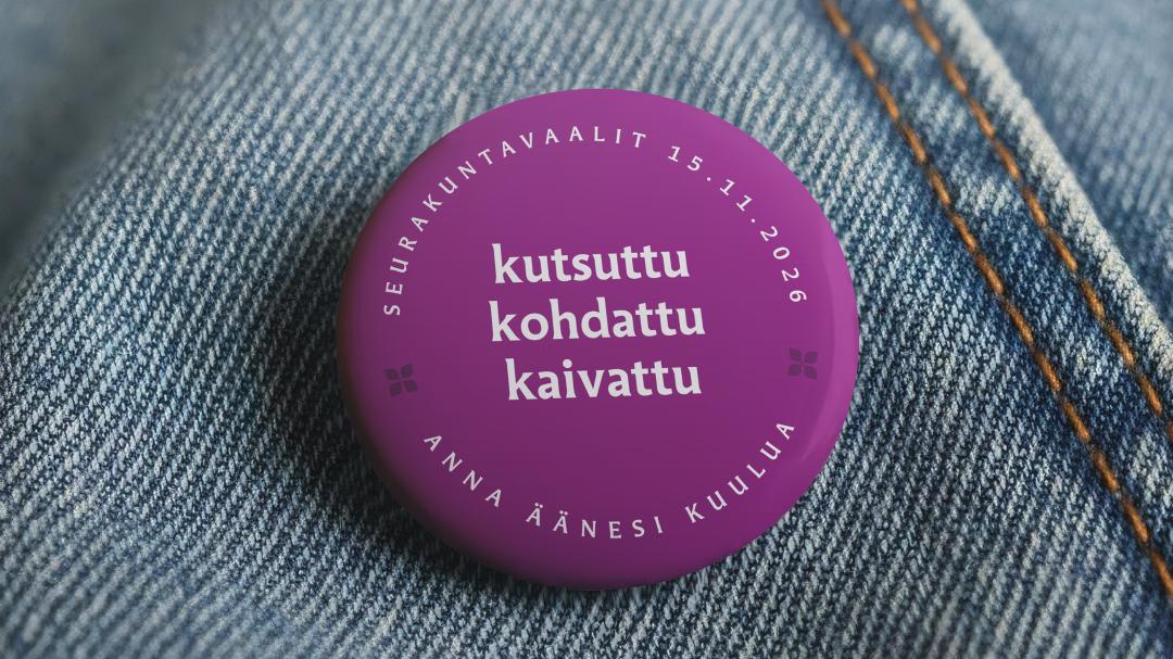 Rintapinssi jossa lukee kutsuttu, kohdattu, kaivattu, anna äänesi kuulua